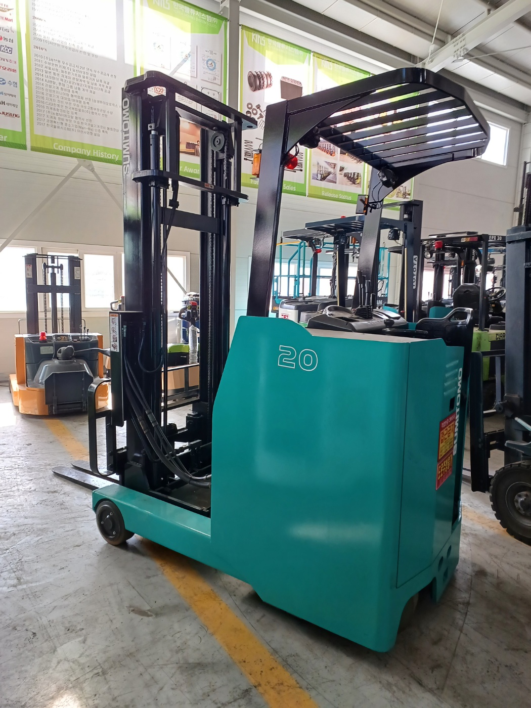스미토모 2톤 전동 입식 지게차 2017년식 2단마스트 4M 신품배터리 장착 장비