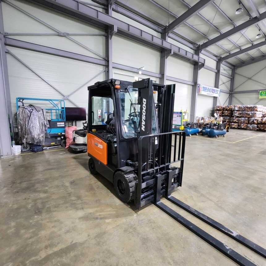 두산 2.5톤 전동 지게차 B25SE-7 자(양) 전후상캡 원포크 1800 좌식