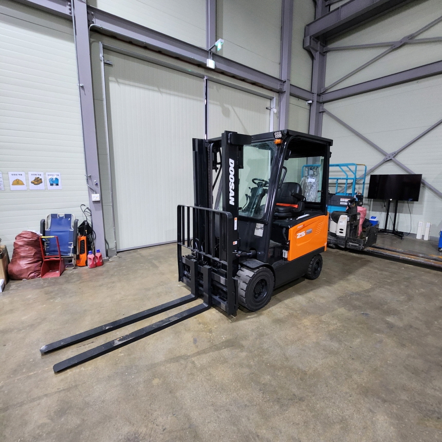 두산 2.5톤 전동 지게차 B25SE-7 자(양) 전후상캡 원포크 1800 좌식