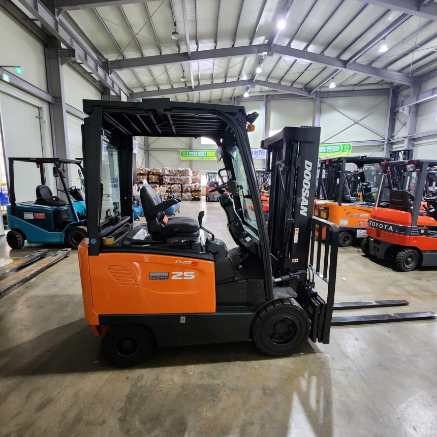 두산 2.5톤 전동 지게차 B25SE-7 자(양) 전후상캡 원포크 1800 좌식