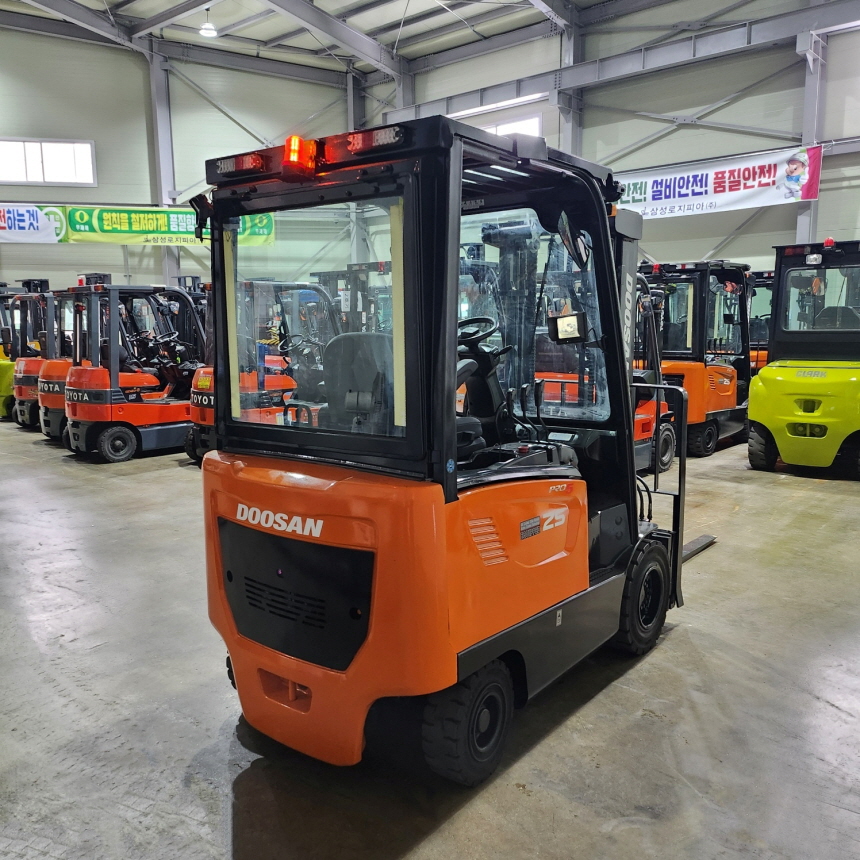 두산 2.5톤 전동 지게차 B25SE-7 자(양) 전후상캡 원포크 1800 좌식