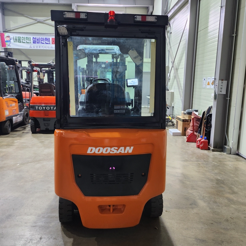 두산 2.5톤 전동 지게차 B25SE-7 자(양) 전후상캡 원포크 1800 좌식