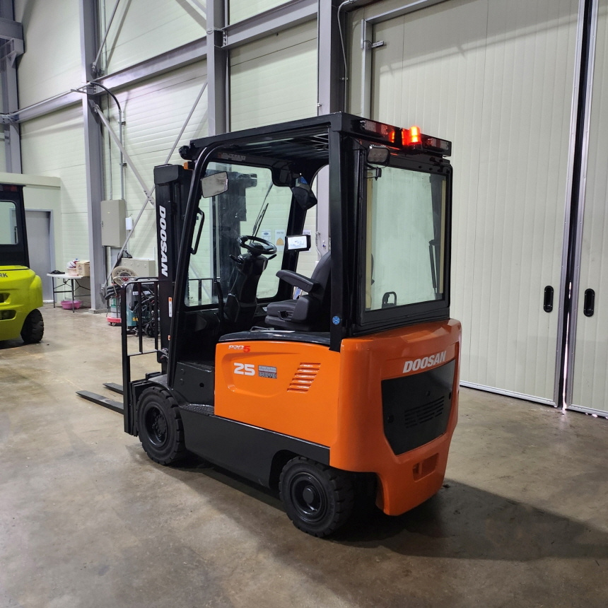 두산 2.5톤 전동 지게차 B25SE-7 자(양) 전후상캡 원포크 1800 좌식