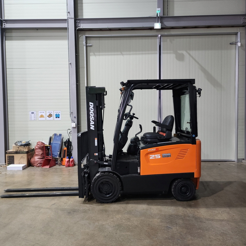 두산 2.5톤 전동 지게차 B25SE-7 자(양) 전후상캡 원포크 1800 좌식