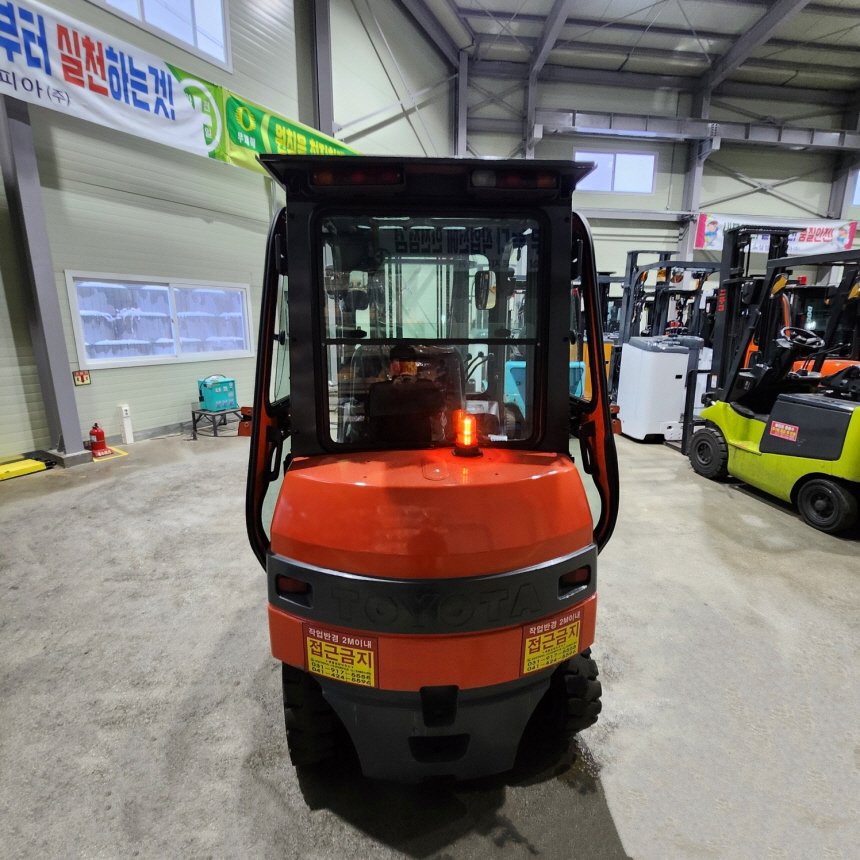 도요타 2.5톤 전동 지게차 7FBL-25 2단4M S/S+자(양) 캐빈 좌식 2016년 12월